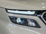 【LEDヘッドライト】悪天候や夜間走行時も良好な視界を確保し安心して運転できる高輝度LEDヘッドライトを装備!点灯速度が早く、消費電力も抑えられています。