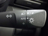 【オートライト】車外の明るさに応じて、自動的にライトの点灯・消灯をしてくれます。
