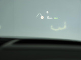 ヘッドアップディスプレイは運転中に役立つ情報をフロントガラスに映し出します。独自のレーザー技術により、直射日光が当たるような状況にも対応。走行速度、ナビゲーションなどの情報を、クリアに表示します。