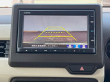 【バックカメラ】駐車時に後方がリアルタイム映像で確認できます。大型商業施設や立体駐車場での駐車時や、夜間のバック時に大活躍!運転スキルに関わらず、今や必須となった装備のひとつです!