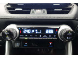 ★運転席と助手席でそれぞれお好みに合わせて温度設定が行えるフルオートエアコンです。外気温や室温、日射量を感知し、吹き出し温度、風量を緻密に制御します