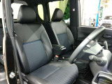 運転席側からの前席ビューです。内装色はブラック系ですので汚れも目立ちにくいです♪