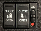【両側パワースライドドア】両側がパワースライドドアになっており、運転席のスイッチやスマートキーでも開閉が可能です!開口部も広いので乗り降りも楽々♪