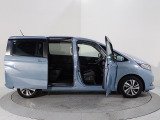 Honda独自のセンタータンクレイアウト、低床設計で床が低くドアも大きく開きますので、女性やお子様、ご年配の方にも一段と乗り降りがしやすくなっています。