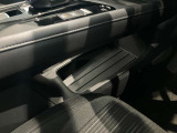 センター中央下部には小物などを収納できるスペースを確保しています。
