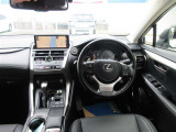視界が広く、インパネシフトですっきりとした空間が運転がしやすく居心地が良い運転席です。