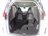 大きい荷物や長いものを積みたい時は 3列目を跳ね上げねだけでこんなに広いスペースに!さらに2列目シートを前にずらせば自転車なんかも積めちゃいます。