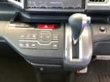 自然に手が届き、操作性の良いインパネシフトに、パーキングブレーキは、フットブレーキタイプなので、運転席と助手席の間はすっきりしています。
