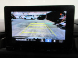 バックカメラの画像です。ガイドラインがスムースな車庫入れをサポートいたします。車庫入れの安心感がアップしますね。