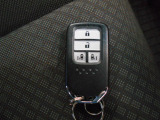 スマートキー付!キーを取り出さなくてもドアロックの施錠・開錠、エンジンの始動が出来ます!雨の日や荷物の多い日にとても便利ですね