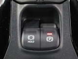 「HOLD」スイッチを押し、システムONの状態にしておくことで、渋滞や信号待ちなどでブレーキを踏んで停車した時にブレーキを保持。アクセルを踏むと解除されます。