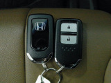 スマートキー付。キーを取り出さなくてもドアロックの施錠・開錠、エンジンの始動が出来ます。雨の日や荷物の多い日にとても便利ですね。