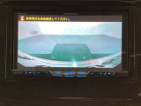 ギヤをR(バック)に入れるとナビ(社外品)の画面に後ろの映像が映るリアカメラ付です。後退時、コンディションが悪い視界でもカラーバックモニターがドライバーをサポートします。