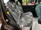 後部座席も気になるようなキズ・汚れやへたり等、大きなダメージはなく、良好な状態です。