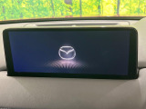 【10.25インチマツダコネクト】車内の雰囲気にマッチした大型ディスプレイ。スマホ接続でのナビ使用やBluetooth再生等、様々な機能が楽しめます。直感的なダイヤル操作が可能で、使い勝手も良好です。