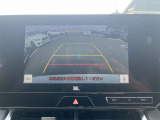 【バックモニター】後方の障害物や歩行者を確認できるバックモニター。狭い駐車場や混雑した場所でも安心して車を操作できます。