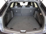 5人乗車時でも十分なスペースのトランクルームです。