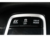 EVモードは電気モーターのみを使って走行するモードです。深夜の住宅街、屋内駐車場でエンジン騒音や排気ガスを気にすることなく走行できます。