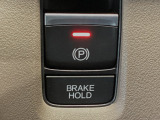 指先の操作でパーキングブレーキの「作動と解除」が行うことができる装備。ブレーキペダルから足を離しても停止し続けてくれるオートブレーキホールド機能。信号待ちなどの際には便利。ECO運転で低燃費走行♪