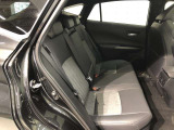【後部座席】も当然、綺麗・清潔に仕上げております。内装の綺麗なお車は気持ちが良いですし、コンディションのいい車が多いです。これもオススメの1台です。
