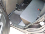 足もとには純正絨毯マットが装着