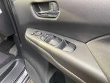 運転席側スイッチでは、各席の窓ガラスの開閉ができます。