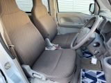 運転席まわりには十分なスペースがあり、大柄な方でもゆったり運転していただける環境です。