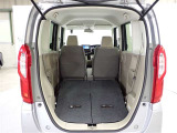 セカンドシートを倒すとさらに広々のラゲッジスペース