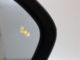 隣車線を走る車両をレーダーで検知し、ドアミラーでは確認しにくい後側方エリアに存在する車両に加え、急接近してくる車両も検知します。車両を検知するとドアミラーに搭載されたLEDインジケーターが点灯します。