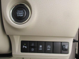 ボタン1つでエンジンを始動【キーレスプッシュスタート】!各機能のスイッチは運転席から操作ラクラク。