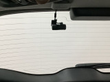 後方にもドライブレコーダーのカメラが付いています。前後両方でお車の周りを監視・記録いたします。