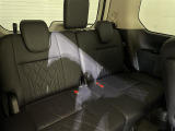 【サードシート】3列目もゆとりがあり居心地よくお過ごしいただけます。掲載箇所以外にご希望の写真がございましたらお気軽にお問い合わせ下さい。フロアマットは汚れが気になる場合は新品のご注文も承ります。