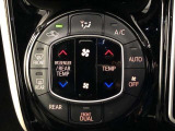 運転席、助手席別々に温度設定ができるデュアルエアコン装備です。男性が暑いと感じても、女性は寒いと感じる、そんな時の車内温度を別々に調節できるので、ストレスなくドライブをお楽しみいただけます。
