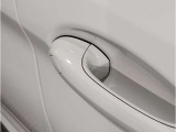 【コンフォートアクセス】ドアノブの内側に手を入れるとドアロック解除。ドアノブの表面にある凹凸部分に触れるとドアロック施錠が可能となります。施錠の際に長押しでドアミラー格納やウインドウを閉める事も可能☆