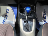 青が特徴的なシフトレバーです。