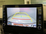 車庫入れなど後進運転時に死角をモニターで確認ができて安全です♪ ステアリング操作の参考になるガイド線も表示しますので車庫入れがニガテな方も安心ですネ!
