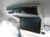 リア席モニター(フリップダウンモニター)装備!ナビゲーションと組み合わせることで、走行中でも後席では地上デジタルTV放送やDVDビデオなどの映像も楽しめます。