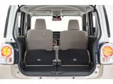 後席を倒すと広いラゲージスペースになります。