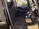 【ベンチシート】運転席と助手席の移動もスムーズ!狭い駐車場での乗り降りや、お子様の乗り降りにも便利です。座席の間にコンソールボックスやドリンクホルダーがないため、車内空間が広く感じます。