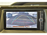 バックガイドモニター付き。車両後方の映像をナビ画面に表示し、駐車などの後退操作をサポートします。