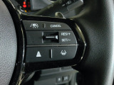 ハンドル右側にはクルーズコントロールのスイッチが装備され運転中の操作も安心して行えます