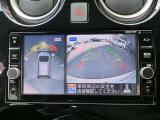 【アラウンドビューモニター】このように真上から見下ろしたような映像が映し出されるため駐車やバックが苦手な方でも安心して行うことが可能となります