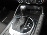 アクセルペダルを踏み込む量や速さに応じて変速パターンを最適制御し、人馬一体の運転感覚を発揮してくれる6速オートマ!