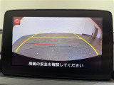 【バックモニター】後ろのカメラの映像をモニターに映し出すことができます!後方の見えない死角や、障害物との距離感をしっかり確認することができます!駐車が苦手な方におすすめです。