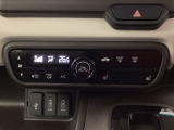 フルオートエアコンが装備されいます。好みの温度に設定するだけで、エアコンの風量やモード切替を自動でコントロールしてくれます。
