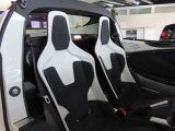 クラブレーサー特別装備のボディ同色軽量コンポジットシートは運転席、助手席ともにバケットシートを装備。乗員の体をしっかりサポートし、快適なドライブをサポートします。