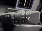 【オートライト】車外の明るさに応じて、自動的にライトの点灯・消灯をしてくれます。