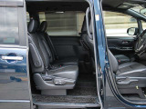 足を伸ばして寛げる広々空間で、お子様も自由な姿勢で過ごせます。Spacious rear seats let your kids relax and stretch out.