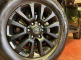 【純正18インチアルミホイール】外観にマッチした純正アルミホイールを装着しております。各種社外アルミホイールや、スタッドレスタイヤも取扱いしております。是非ご相談ください♪