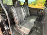 後部座席も気になるようなキズ・汚れやへたり等、大きなダメージはなく、良好な状態です。